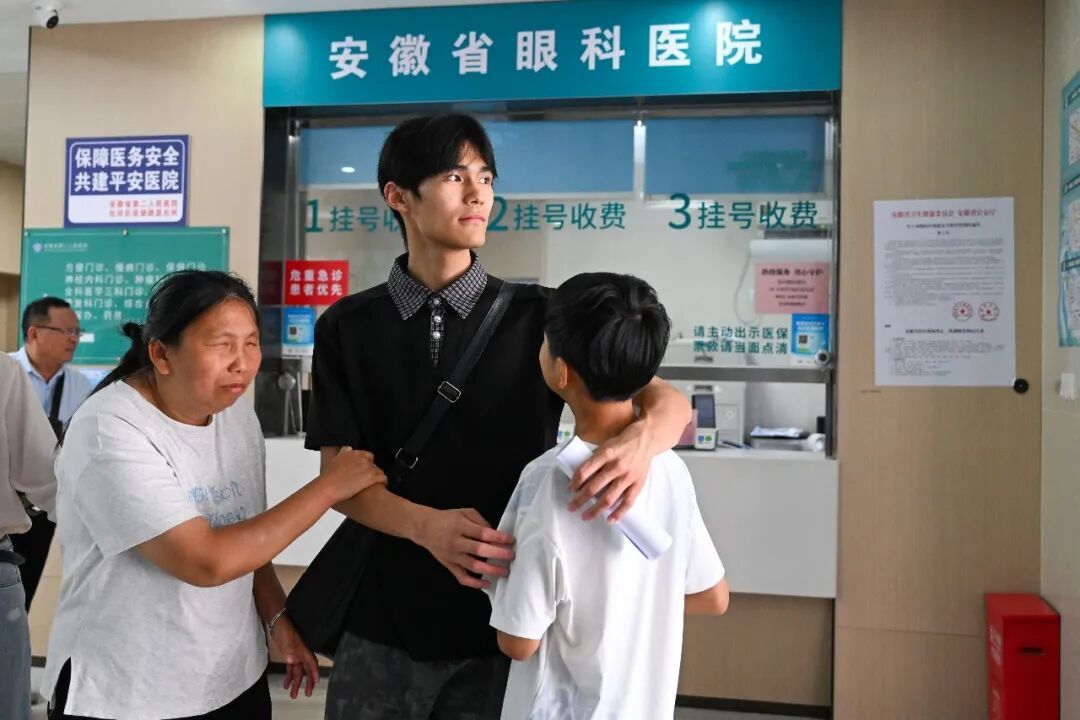21岁大学生牵着盲母求医！妈妈看不见世界，全网却帮她“看”见了最好的儿子