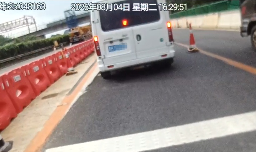 超员面包车遇检查,竟闯卡、穿插车流逃窜!司机已被拘 超员面包车遇检查,竟闯卡、穿插车流逃窜!司机已被拘