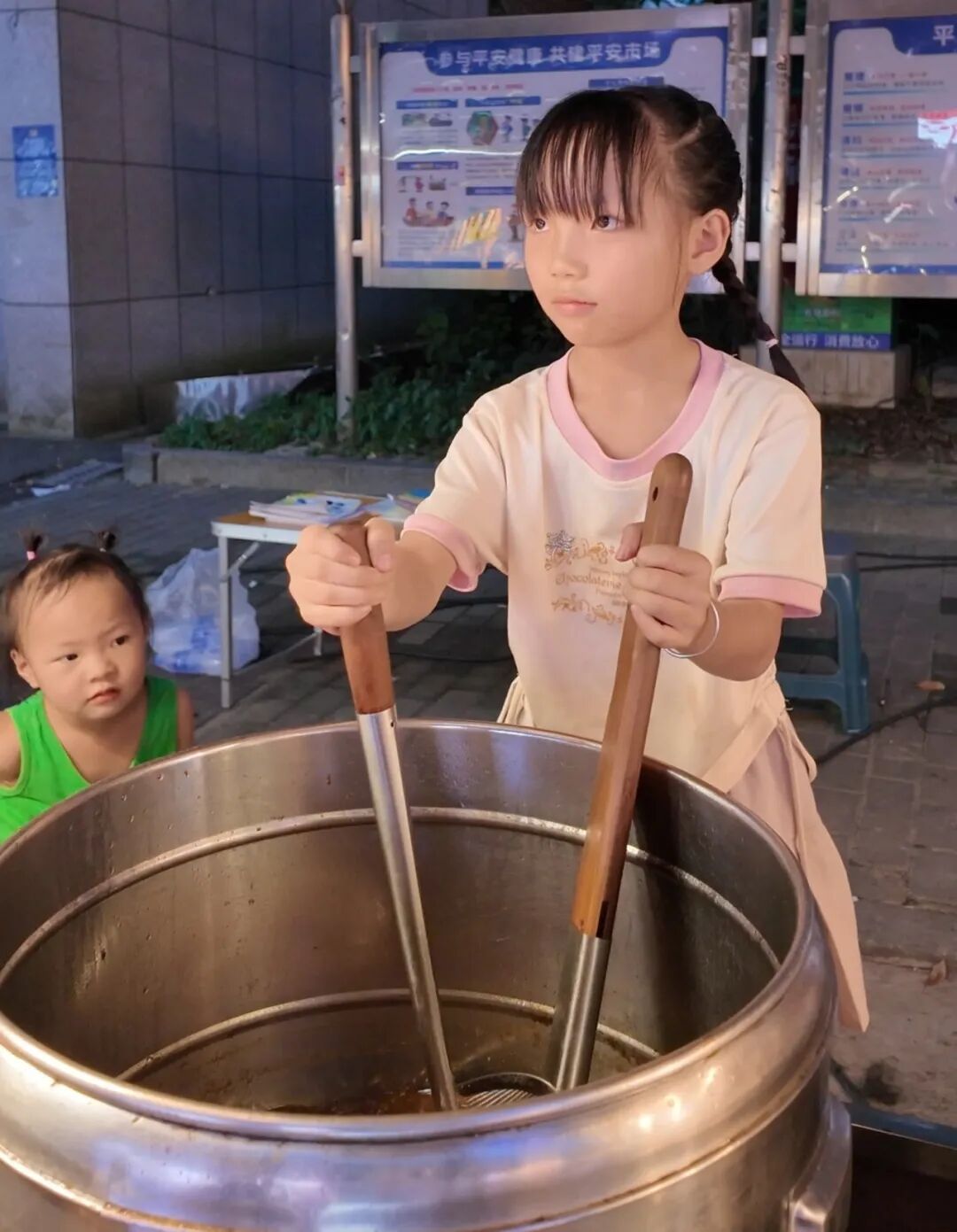 7岁女孩来长沙帮爸妈守摊,身高不够站在凳子上招待客人:觉得爸爸妈妈很辛苦很累 7岁女孩来长沙帮爸妈守摊,身高不够站在凳子上招待客人:觉得爸爸妈妈很辛苦很累