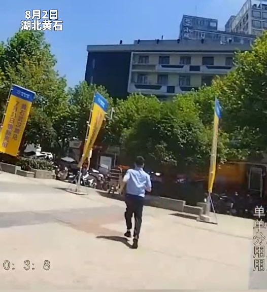 深夜“约会”被骗,他欲寄出4部新手机“自救”......民警狂奔拦截 深夜“约会”被骗,他欲寄出4部新手机“自救”......民警狂奔拦截