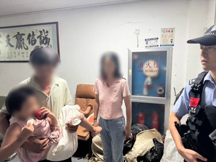“吓一跳!”台州一老板晚上躺沙发睡觉,突然进来一个光脚小女孩…… “吓一跳!”台州一老板晚上躺沙发睡觉,突然进来一个光脚小女孩……