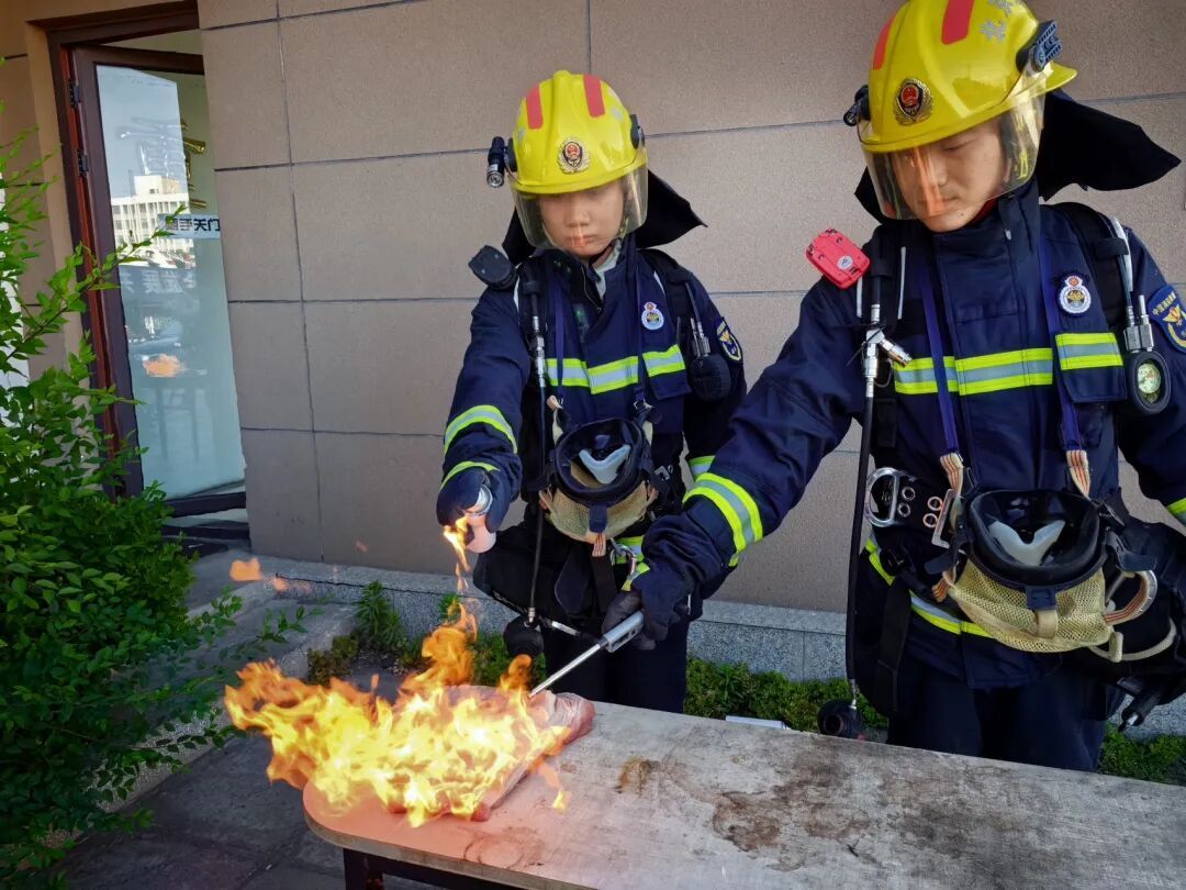 大兴消防试验示警:防晒降温喷雾遇明火瞬间爆燃,挡风玻璃炸飞20米 大兴消防试验示警:防晒降温喷雾遇明火瞬间爆燃,挡风玻璃炸飞20米