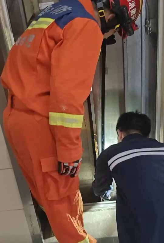 谁能想到？娃手里这根绳子️将4人困在31层电梯……