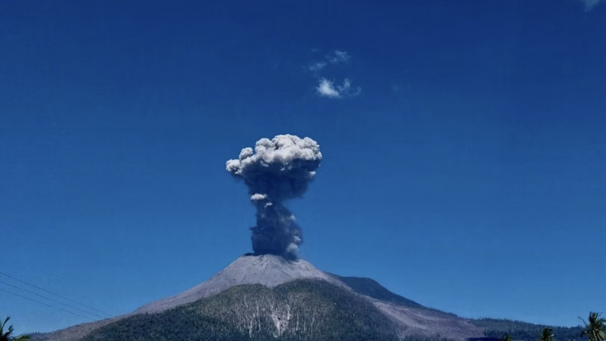 印尼东努沙登加拉两座火山几乎同时喷发 印尼东努沙登加拉两座火山几乎同时喷发