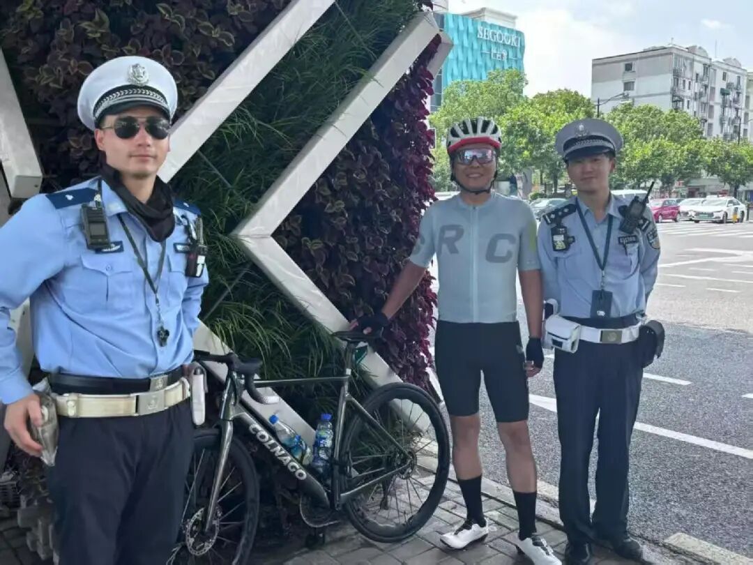 阿拉上海“娘舅”又出手了!一个小举动,让外地骑友直呼:救了命了 阿拉上海“娘舅”又出手了!一个小举动,让外地骑友直呼:救了命了