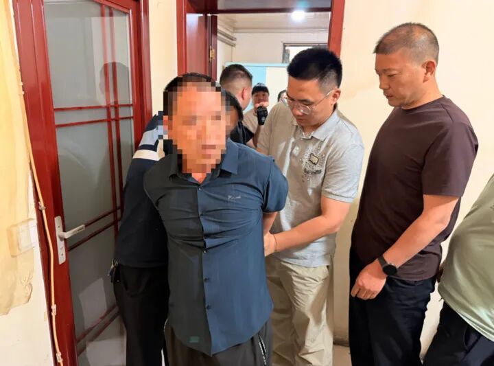 嫌疑人行凶后潜逃35年隐姓埋名定居山西,宿迁民警以乡音与家人照片突破其心理防线,现已被依法批捕 嫌疑人行凶后潜逃35年隐姓埋名定居山西,宿迁民警以乡音与家人照片突破其心理防线,现已被依法批捕