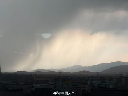 北京的解暑雨来了 暴雨雷电双预警生效中,晚高峰出行注意防范 北京的解暑雨来了 暴雨雷电双预警生效中,晚高峰出行注意防范