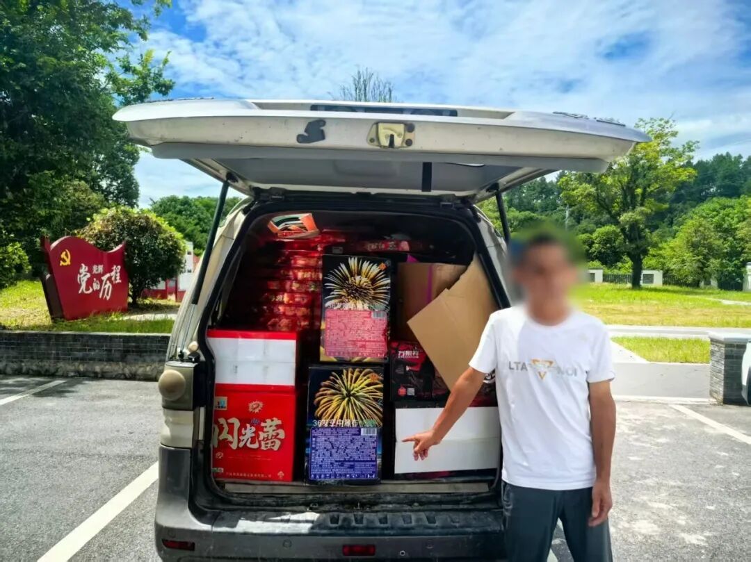 跨省运输,警方拦截移动“火药桶” 跨省运输,警方拦截移动“火药桶”