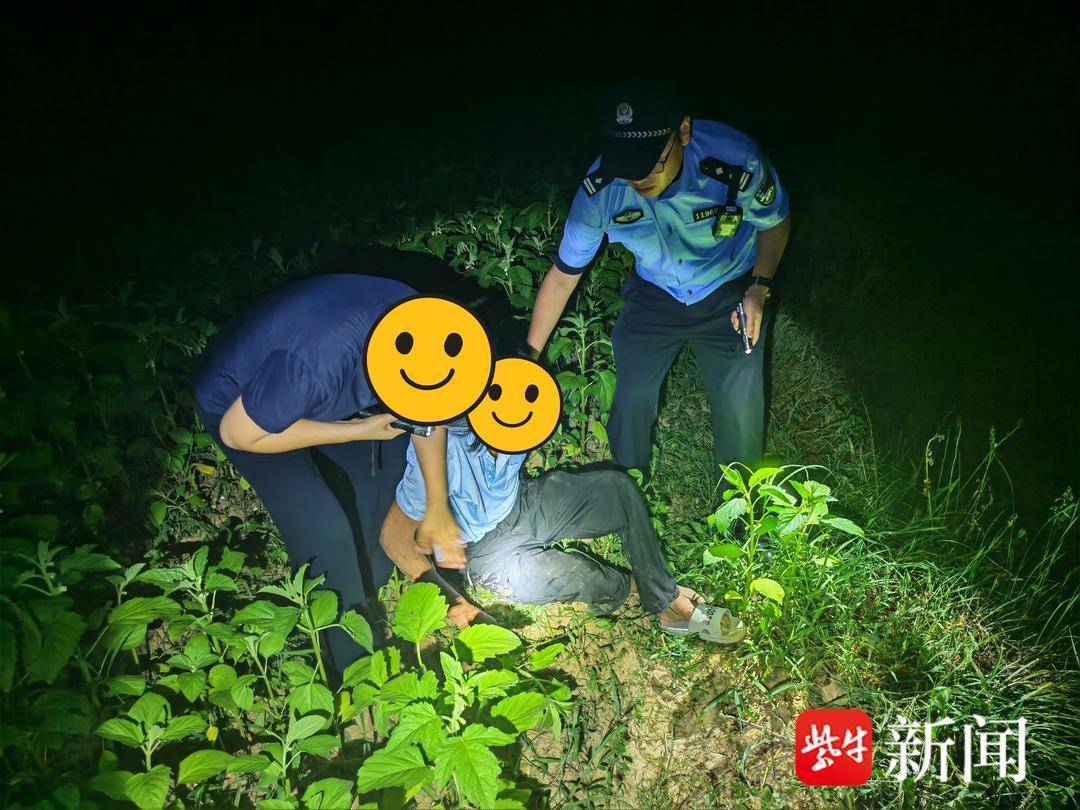 七旬老人高温天走失至乡间河堤 体力透支,句容民警深夜徒步搜寻救助 七旬老人高温天走失至乡间河堤 体力透支,句容民警深夜徒步搜寻救助
