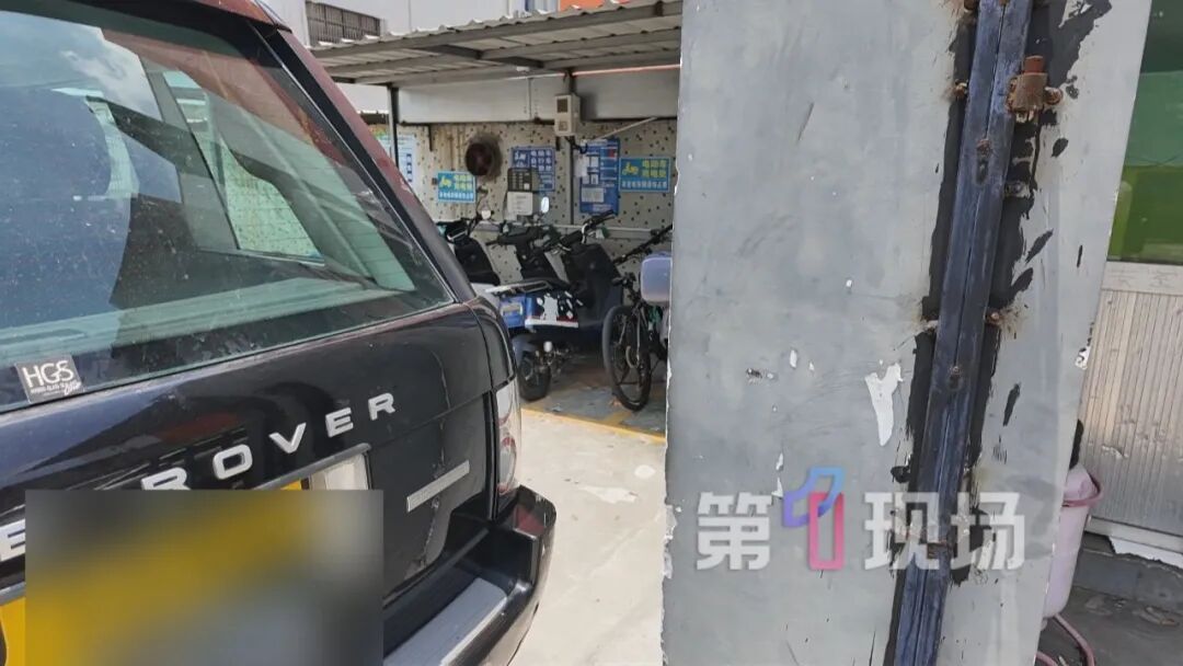 汽车变“拦路虎”，厂区大门被堵七天，多名租户出入只剩“一条缝”