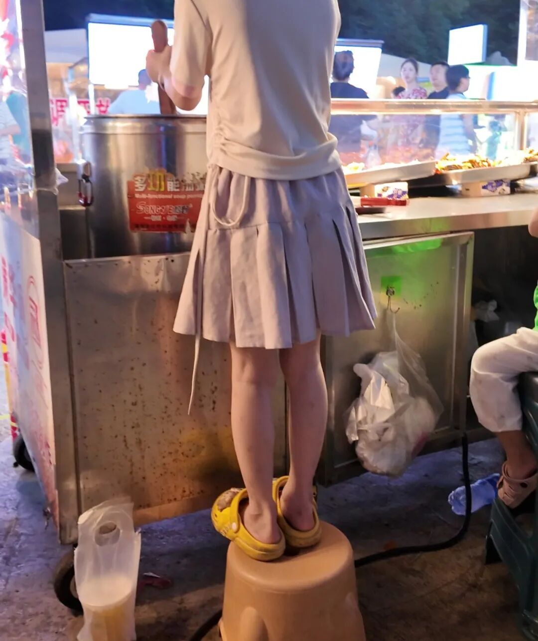 7岁女孩来长沙帮爸妈守摊,身高不够站在凳子上招待客人:觉得爸爸妈妈很辛苦很累 7岁女孩来长沙帮爸妈守摊,身高不够站在凳子上招待客人:觉得爸爸妈妈很辛苦很累