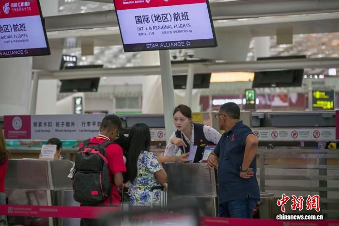 暑运首月深圳机场单日进出港人数峰值均超10万人次 暑运首月深圳机场单日进出港人数峰值均超10万人次