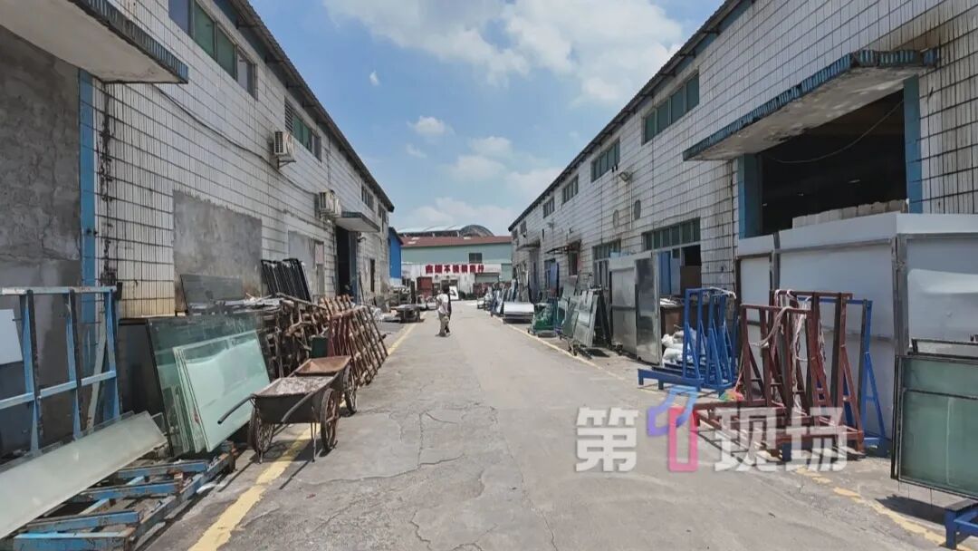 汽车变“拦路虎”，厂区大门被堵七天，多名租户出入只剩“一条缝”