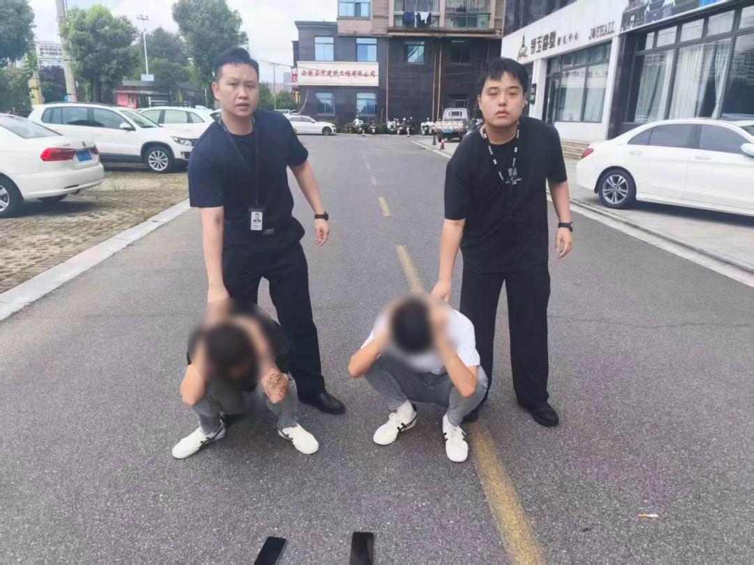 “这两个人绝对有问题！”民警一个眼神锁定嫌疑人