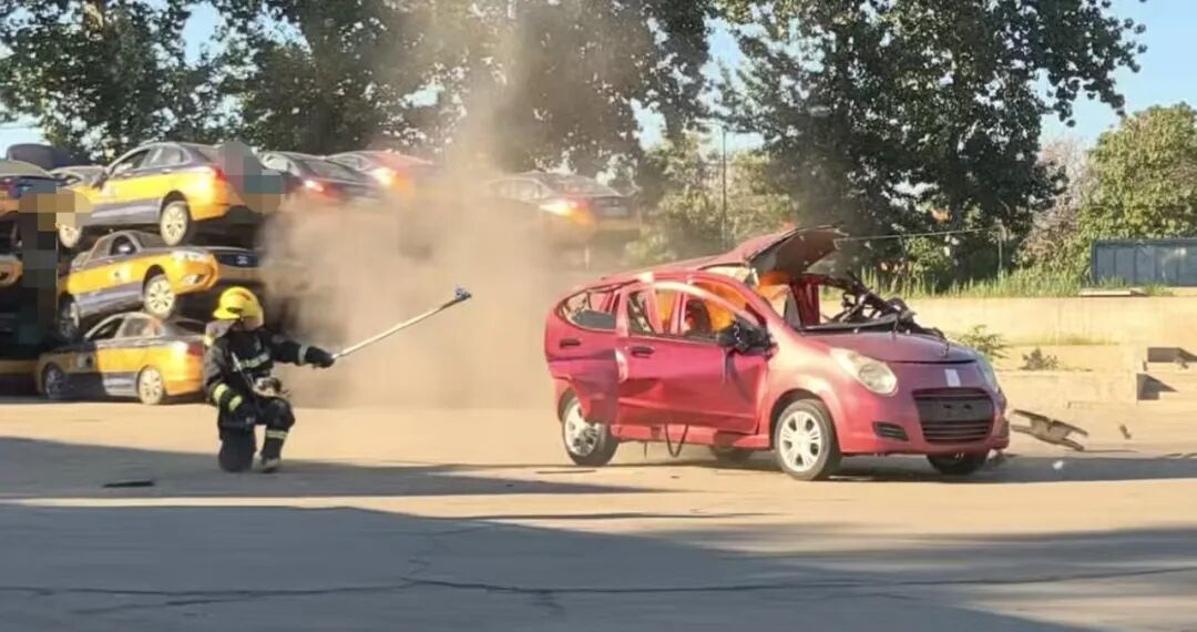 大兴消防试验示警:防晒降温喷雾遇明火瞬间爆燃,挡风玻璃炸飞20米 大兴消防试验示警:防晒降温喷雾遇明火瞬间爆燃,挡风玻璃炸飞20米