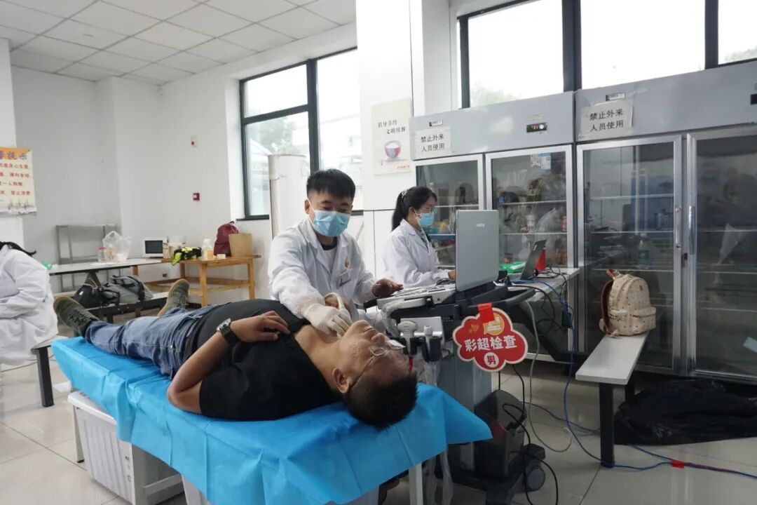 “工会体检救了我一命!”货车司机追着体检车来补检 “工会体检救了我一命!”货车司机追着体检车来补检