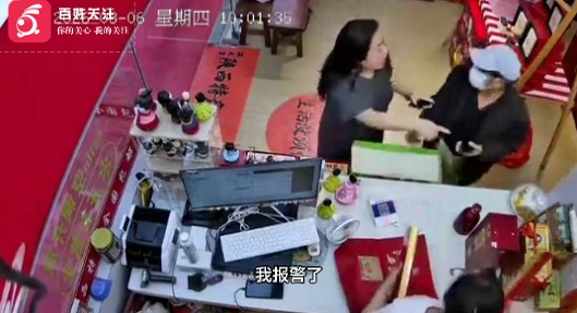 西安一男子戴口罩帽子伪装,用假烟换真烟,被店员戳穿后仓皇逃跑 西安一男子戴口罩帽子伪装,用假烟换真烟,被店员戳穿后仓皇逃跑