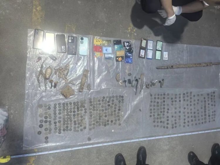 5名“摸金校尉”在西安被刑拘，现场查获大量古钱币和一把青铜剑