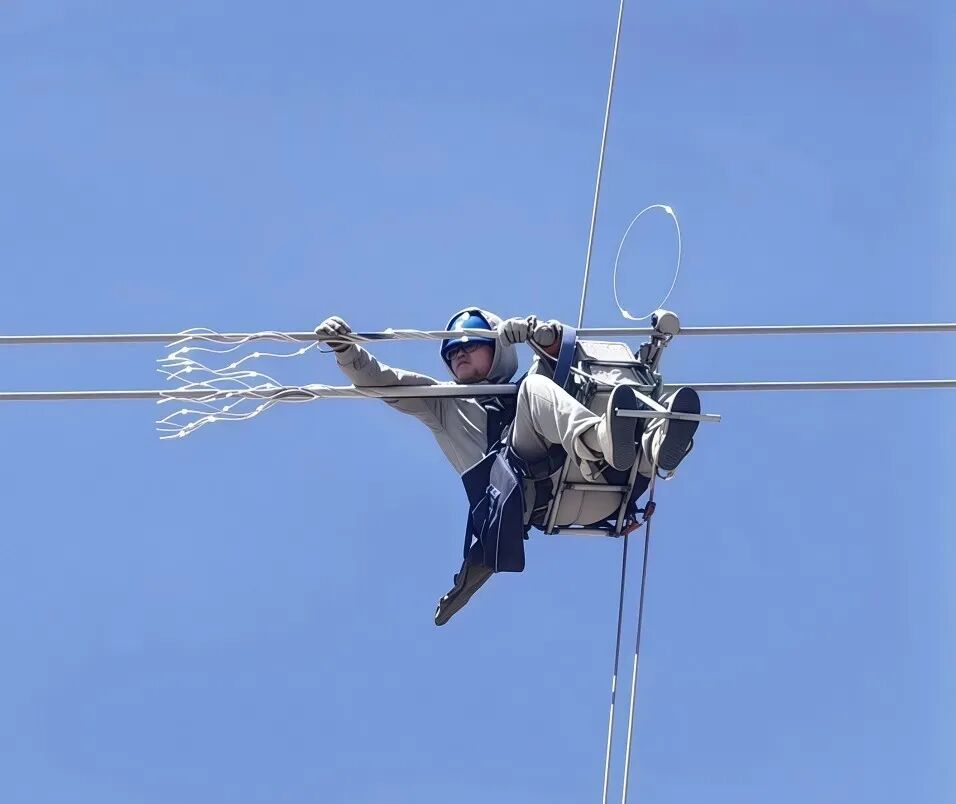 37米高空“穿针引线”！哈密首次实现跨带电线路“零停电”检修