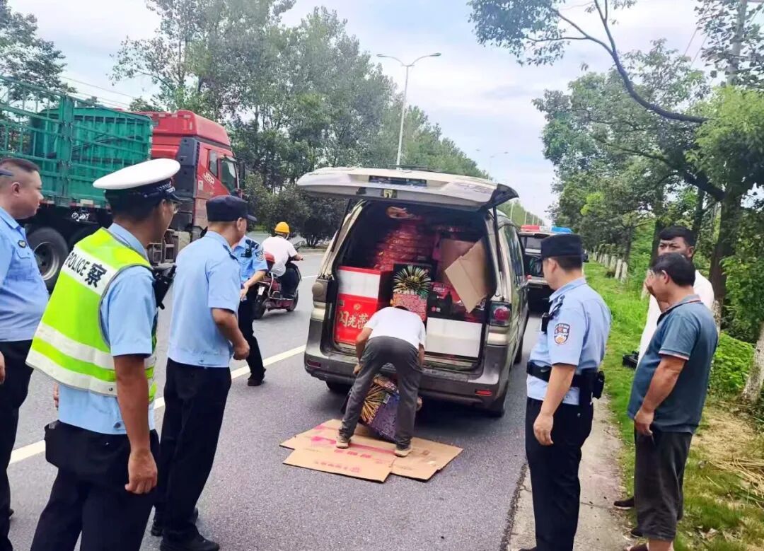 跨省运输,警方拦截移动“火药桶” 跨省运输,警方拦截移动“火药桶”