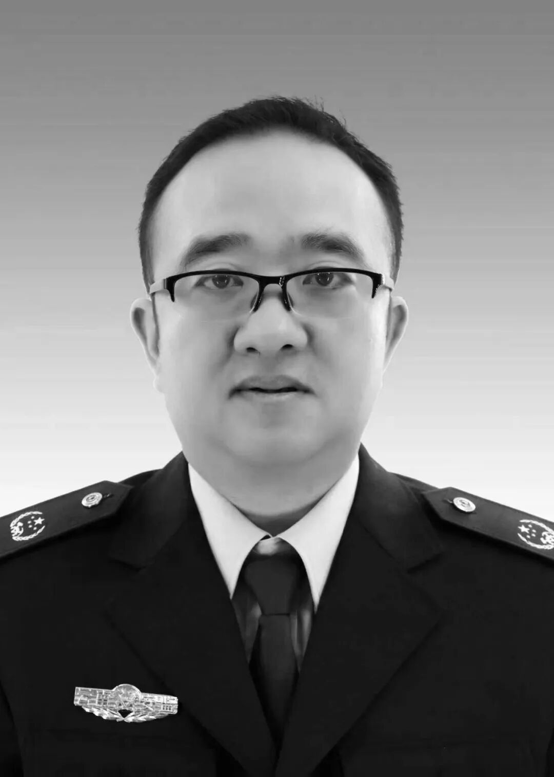 云南省文山市应急干部段绚竞，牺牲在防汛岗位上，年仅44岁