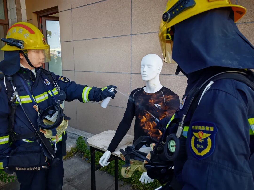 大兴消防试验示警:防晒降温喷雾遇明火瞬间爆燃,挡风玻璃炸飞20米 大兴消防试验示警:防晒降温喷雾遇明火瞬间爆燃,挡风玻璃炸飞20米