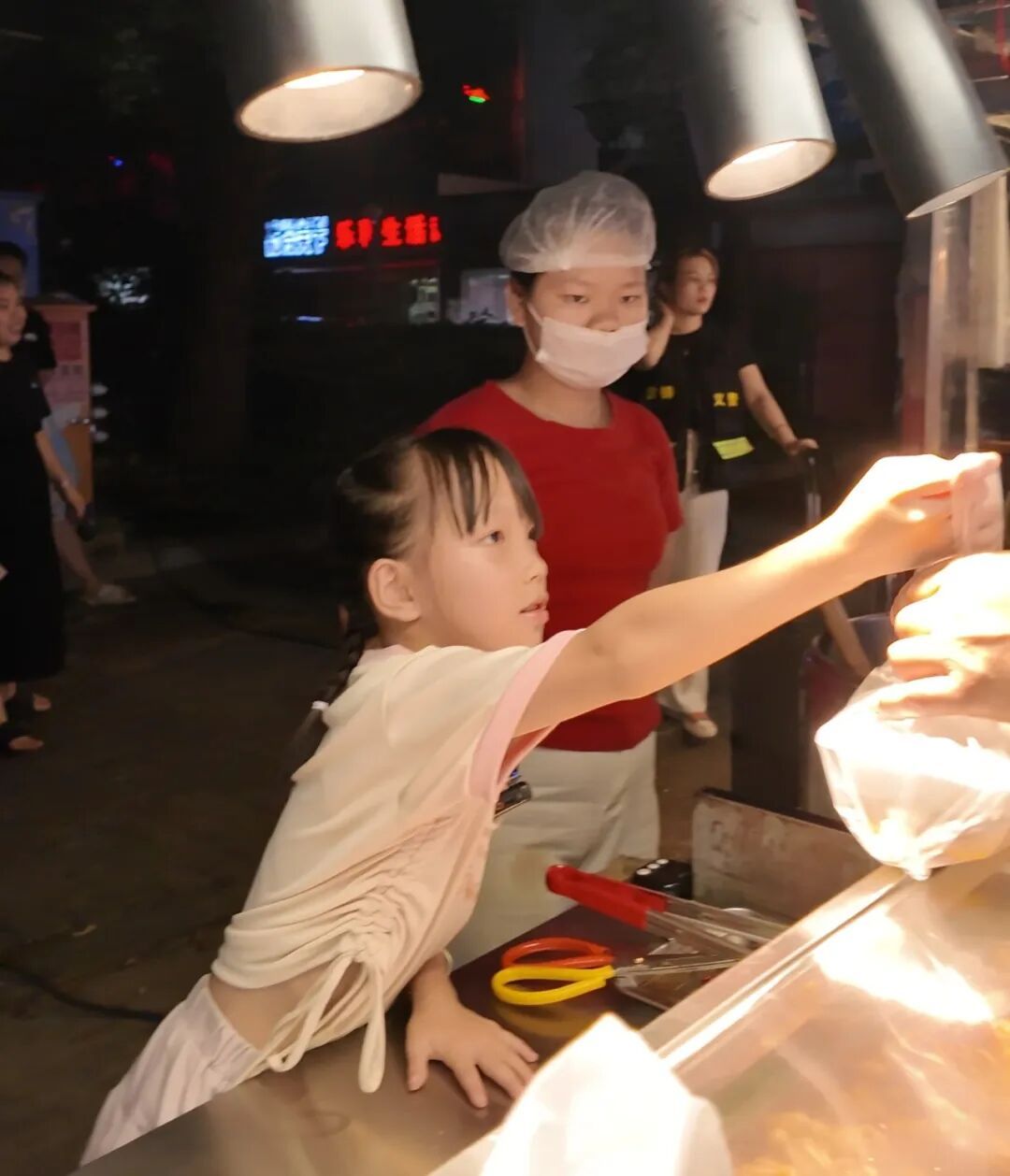7岁女孩来长沙帮爸妈守摊,身高不够站在凳子上招待客人:觉得爸爸妈妈很辛苦很累 7岁女孩来长沙帮爸妈守摊,身高不够站在凳子上招待客人:觉得爸爸妈妈很辛苦很累
