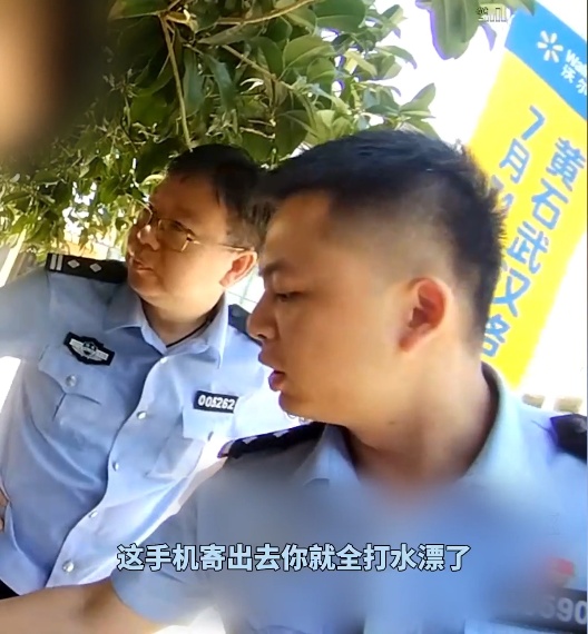 深夜“约会”被骗,他欲寄出4部新手机“自救”......民警狂奔拦截 深夜“约会”被骗,他欲寄出4部新手机“自救”......民警狂奔拦截