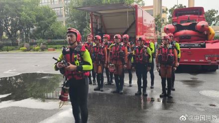 台风黄色预警!“白海豚”将在华东沿海登陆,消防集结备战 台风黄色预警!“白海豚”将在华东沿海登陆,消防集结备战