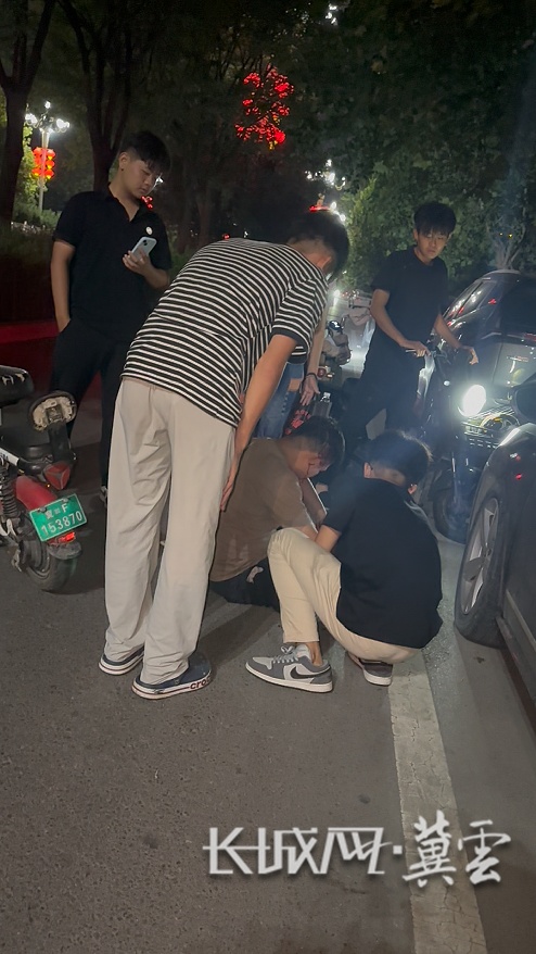 男子街头倒地头部流血,他们接力施救→ 男子街头倒地头部流血,他们接力施救→