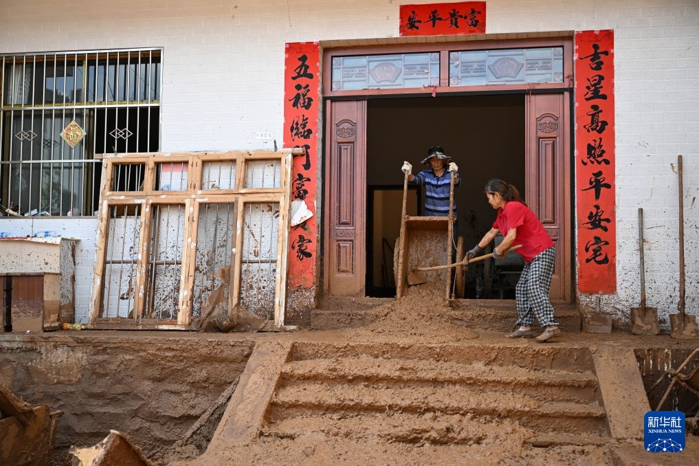 陕西柞水:强降雨过后清淤忙 陕西柞水:强降雨过后清淤忙