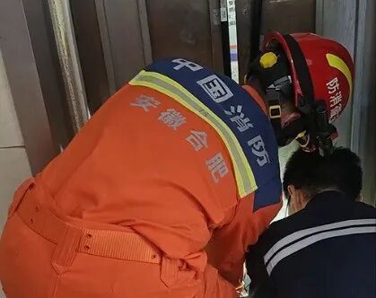 一根绳子将4人困在31层电梯,重要提醒→ 一根绳子将4人困在31层电梯,重要提醒→