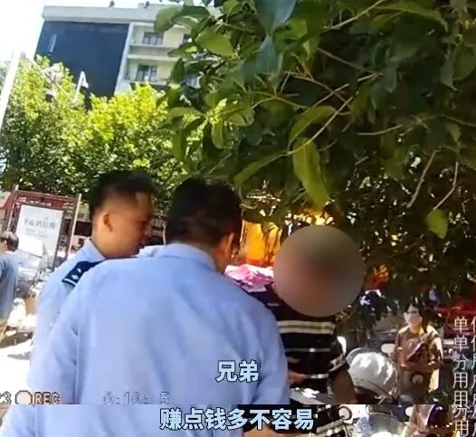 深夜“约会”被骗,他欲寄出4部新手机“自救”......民警狂奔拦截 深夜“约会”被骗,他欲寄出4部新手机“自救”......民警狂奔拦截