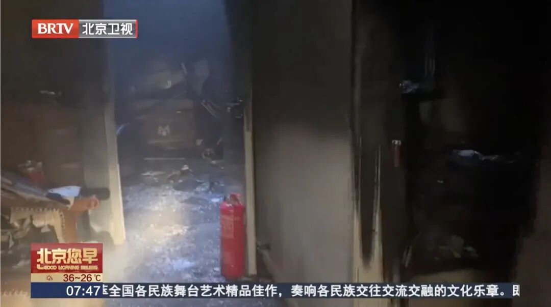 心真大！男子卧床吸烟，烟头掉床缝后出门，结果家烧没了……