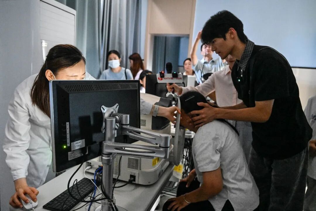 21岁大学生牵着盲母求医！妈妈看不见世界，全网却帮她“看”见了最好的儿子