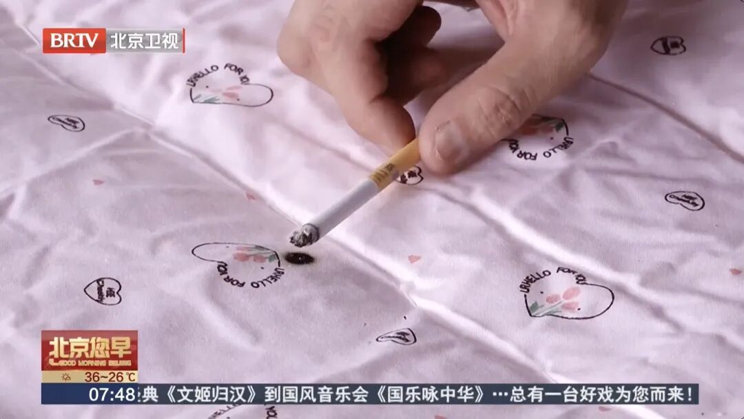 心真大！男子卧床吸烟，烟头掉床缝后出门，结果家烧没了……
