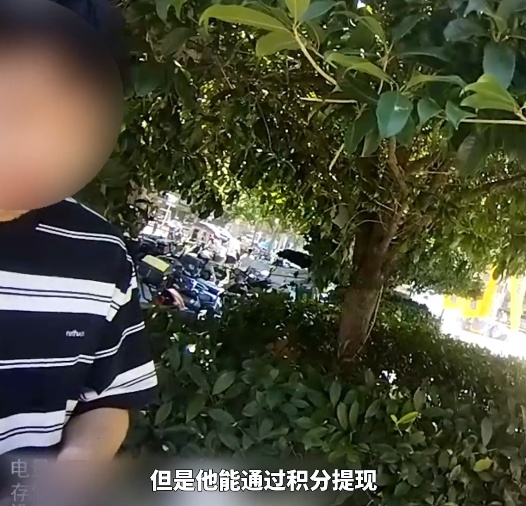 深夜“约会”被骗,他欲寄出4部新手机“自救”......民警狂奔拦截 深夜“约会”被骗,他欲寄出4部新手机“自救”......民警狂奔拦截