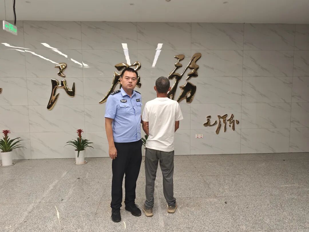 跨省运输,警方拦截移动“火药桶” 跨省运输,警方拦截移动“火药桶”