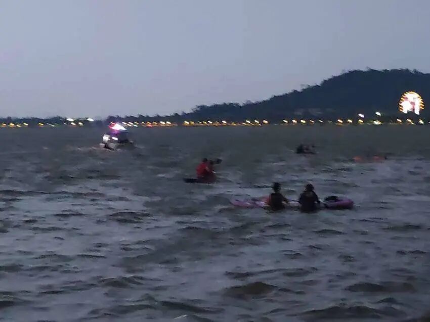 大风突袭东湖,民警在风浪中救回23人 大风突袭东湖,民警在风浪中救回23人