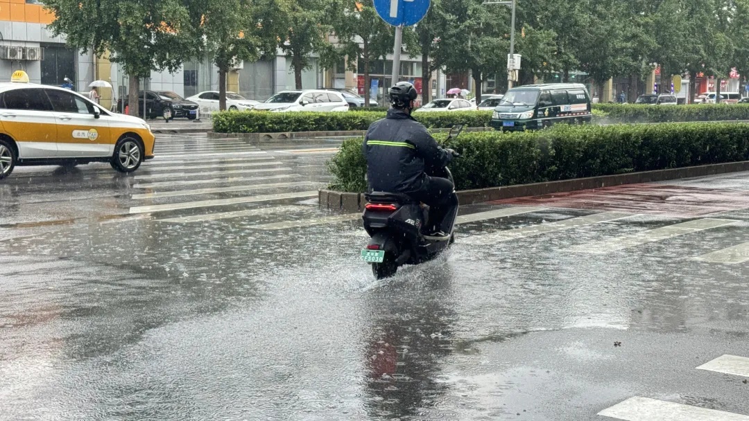 北京多地已降雨,断断续续至半夜!晚高峰压力大,下班早回家 北京多地已降雨,断断续续至半夜!晚高峰压力大,下班早回家