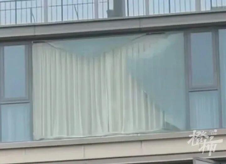 玻璃幕墙碎片像瀑布从17楼坠落 三伏天快自查→