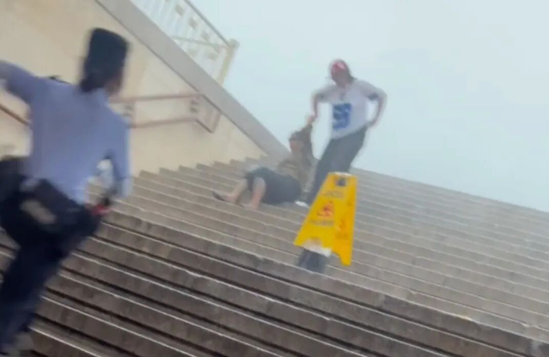 暴雨中,这位“00后”女警瞬间冲了上去! 暴雨中,这位“00后”女警瞬间冲了上去!