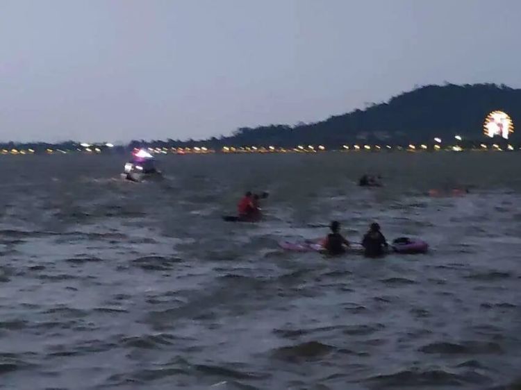 武汉东湖突发!多名游客被困,紧急救援1小时后23人全部上岸 武汉东湖突发!多名游客被困,紧急救援1小时后23人全部上岸