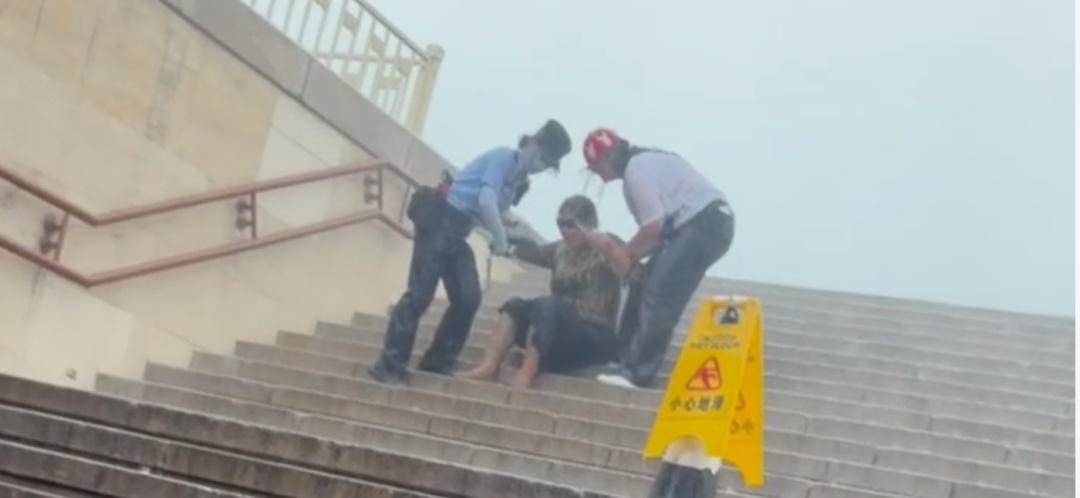 暴雨中,这位“00后”女警瞬间冲了上去! 暴雨中,这位“00后”女警瞬间冲了上去!