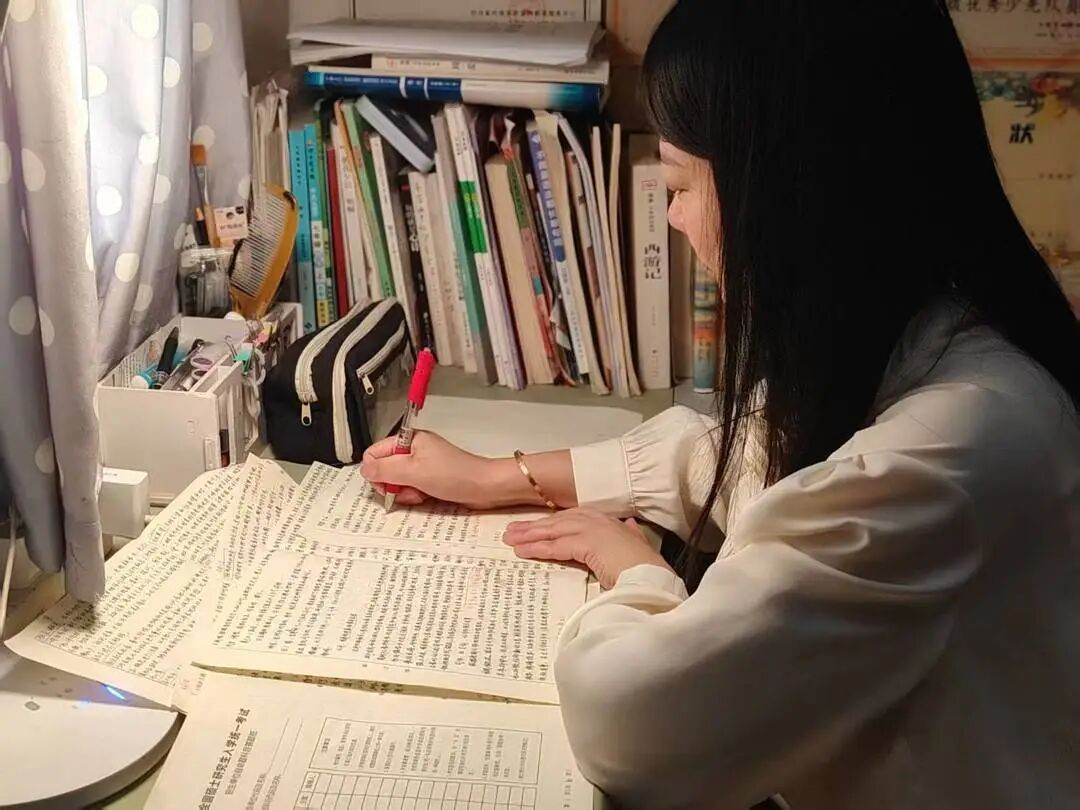"正是闯的年纪"! 41岁妈妈考研封神,416分初试第一…母女相约成校友