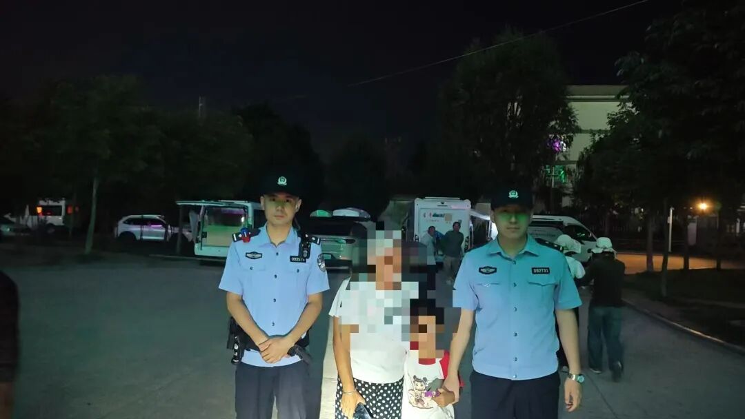 游客孩童游玩走失 民警快速搜寻助团圆 游客孩童游玩走失 民警快速搜寻助团圆