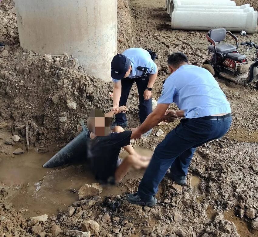 高温下武汉公安守护迷失老人归家路 高温下武汉公安守护迷失老人归家路