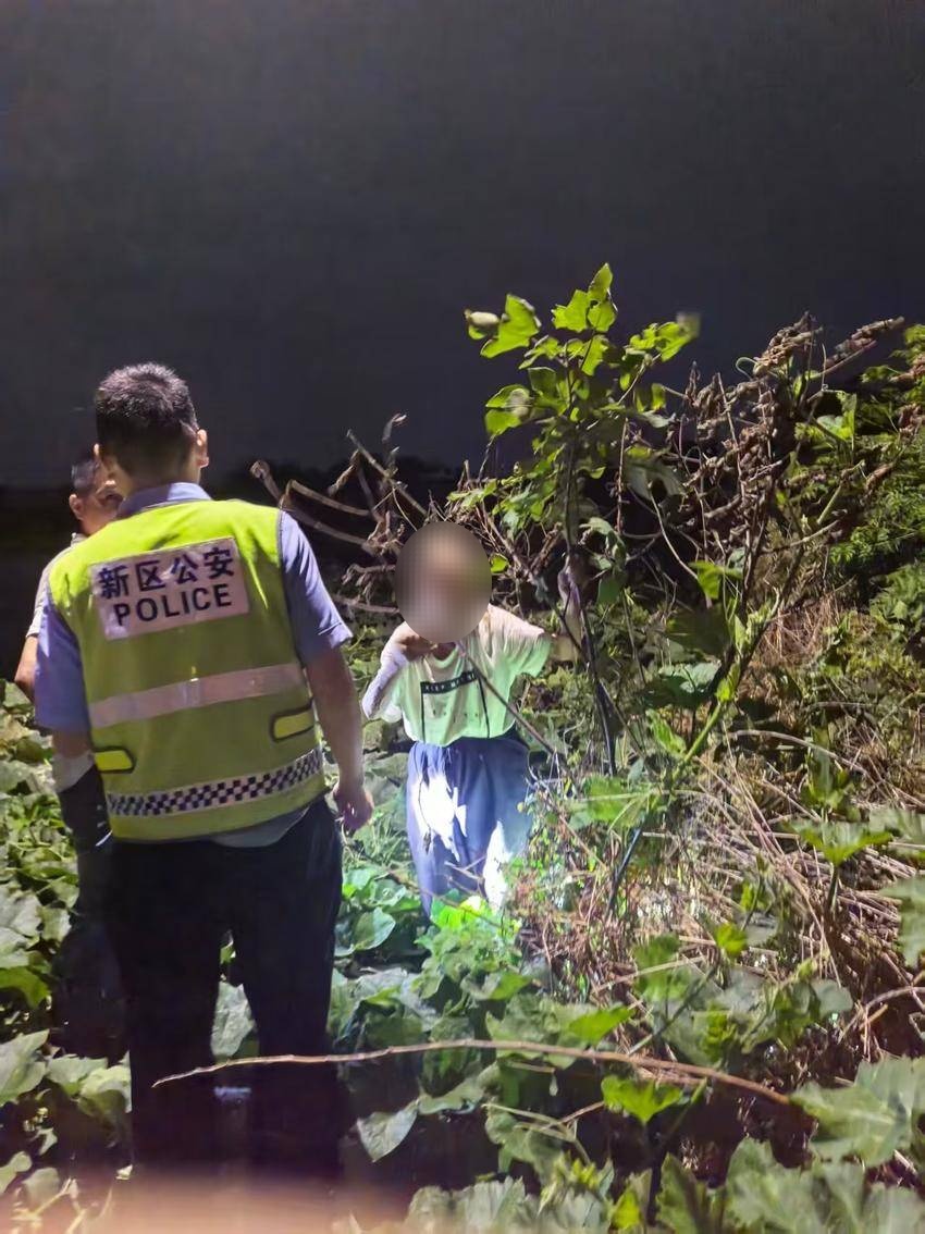 高温下武汉公安守护迷失老人归家路 高温下武汉公安守护迷失老人归家路