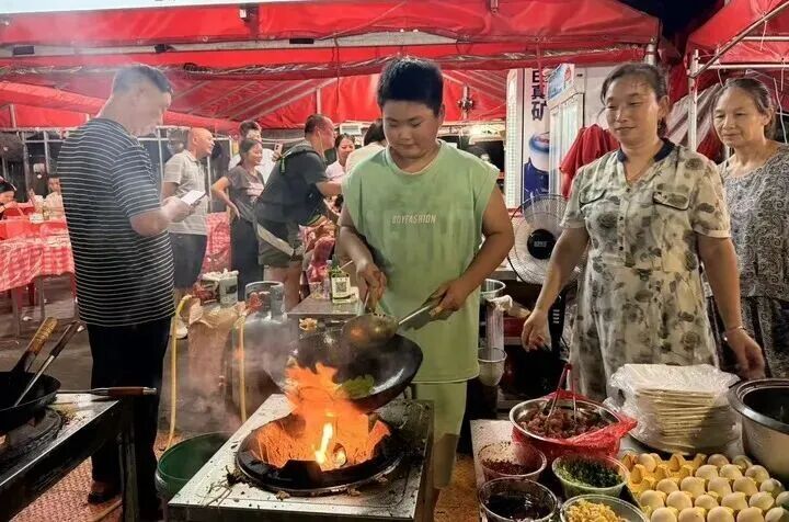 “不想让妈妈太辛苦”,13岁少年白天写作业晚上夜市炒粉 “不想让妈妈太辛苦”,13岁少年白天写作业晚上夜市炒粉