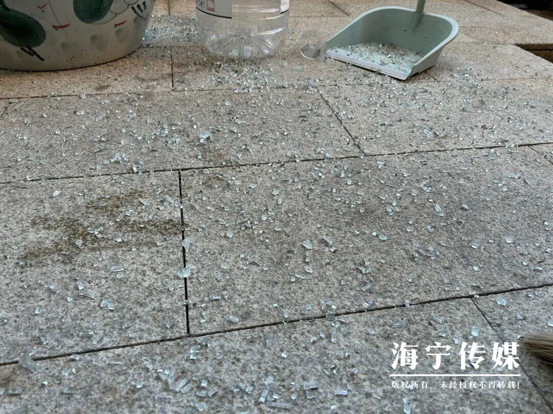 玻璃幕墙碎片像瀑布从17楼坠落 三伏天快自查→